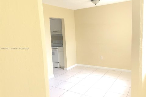 Condo in Miami, Florida, 2 bedrooms  № 1401427 - photo 6