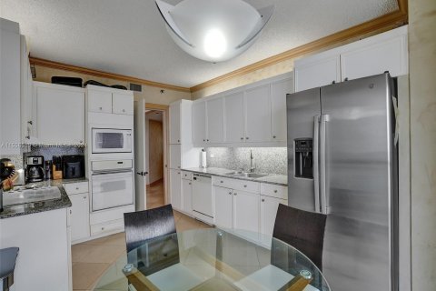 Condominio en venta en Surfside, Florida, 3 dormitorios, 190.45 m2 № 1080193 - foto 21