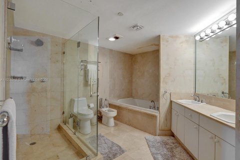Condominio en venta en Surfside, Florida, 3 dormitorios, 190.45 m2 № 1080193 - foto 26