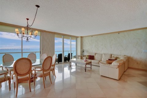 Condominio en venta en Surfside, Florida, 3 dormitorios, 190.45 m2 № 1080193 - foto 11