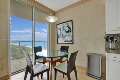 Condominio en venta en Surfside, Florida, 3 dormitorios, 190.45 m2 № 1080193 - foto 17