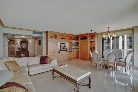 Condominio en venta en Surfside, Florida, 3 dormitorios, 190.45 m2 № 1080193 - foto 14