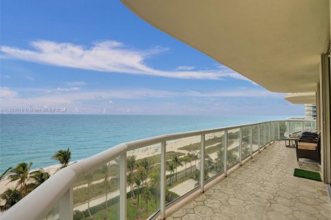 Condominio en venta en Surfside, Florida, 3 dormitorios, 190.45 m2 № 1080193 - foto 2