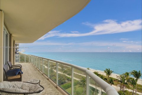 Condominio en venta en Surfside, Florida, 3 dormitorios, 190.45 m2 № 1080193 - foto 1