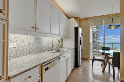 Condominio en venta en Surfside, Florida, 3 dormitorios, 190.45 m2 № 1080193 - foto 19