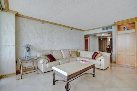 Condominio en venta en Surfside, Florida, 3 dormitorios, 190.45 m2 № 1080193 - foto 16