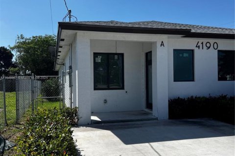 Townhouse in West Park, Florida 3 bedrooms № 1075542 - photo 5
