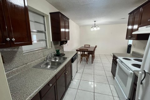 House in Mangonia Park, Florida 3 bedrooms, 141.86 sq.m. № 1370701 - photo 7