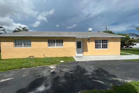 Casa en alquiler en Mangonia Park, Florida, 3 dormitorios, 141.86 m2 № 1370701 - foto 2