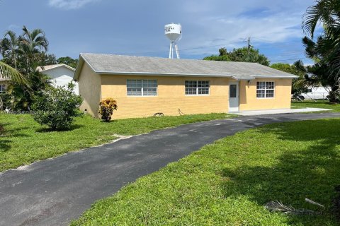 Villa ou maison à louer à Mangonia Park, Floride: 3 chambres, 141.86 m2 № 1370701 - photo 1