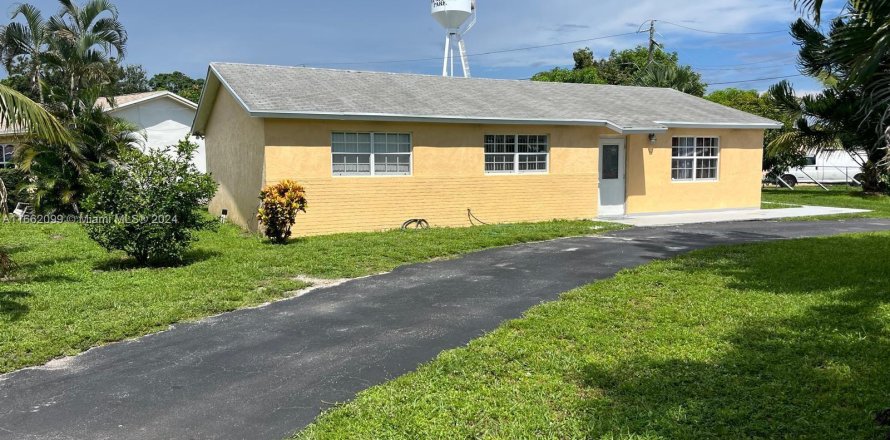 House in Mangonia Park, Florida 3 bedrooms, 141.86 sq.m. № 1370701