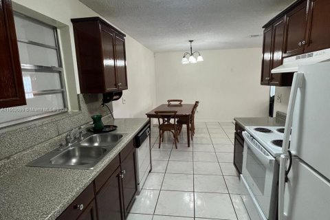 Casa en alquiler en Mangonia Park, Florida, 3 dormitorios, 141.86 m2 № 1370701 - foto 8