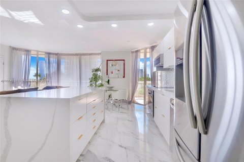 Condo in Aventura, Florida, 2 bedrooms  № 1370662 - photo 1