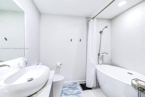 Condo in Aventura, Florida, 2 bedrooms  № 1370662 - photo 25