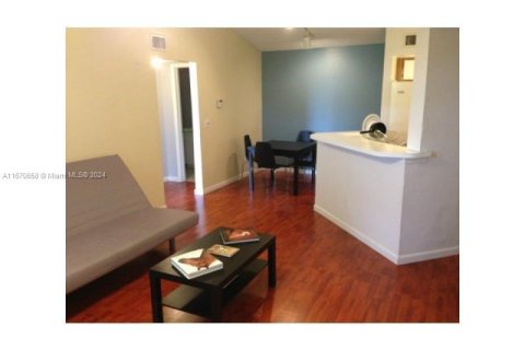 Condo in Sunrise, Florida, 1 bedroom  № 1389825 - photo 2