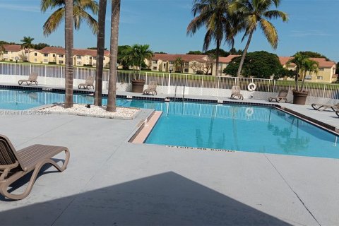 Condo in Sunrise, Florida, 1 bedroom  № 1389825 - photo 14