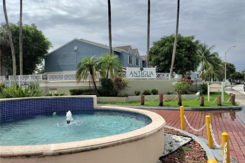 Condo in Hialeah, Florida, 1 bedroom  № 1384384 - photo 2