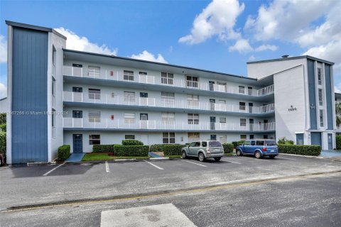 Condo in Margate, Florida, 2 bedrooms  № 1384431 - photo 1