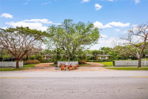 Villa ou maison à vendre à Pinecrest, Floride: 5 chambres, 338.44 m2 № 1096991 - photo 1