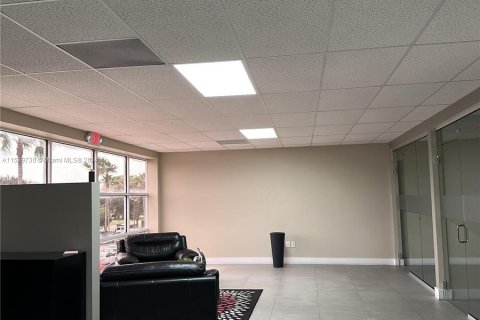 Commercial property in Doral, Florida № 1031140 - photo 3