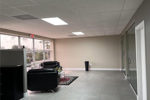 Commercial property in Doral, Florida № 1031140 - photo 11