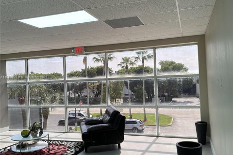 Immobilier commercial à vendre à Doral, Floride № 1031140 - photo 13