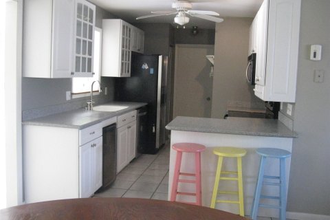 House in Jensen Beach, Florida 3 bedrooms, 166.76 sq.m. № 1029739 - photo 3