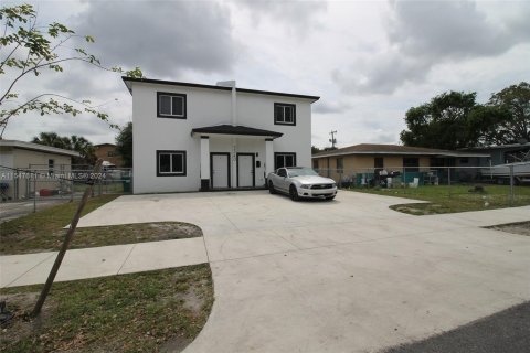 Immobilier commercial à vendre à Opa-locka, Floride: 366.03 m2 № 1058286 - photo 2