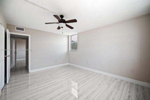 Condo in Lauderdale Lakes, Florida, 2 bedrooms  № 1423150 - photo 29