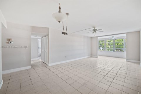 Condo in Lauderdale Lakes, Florida, 2 bedrooms  № 1423150 - photo 12