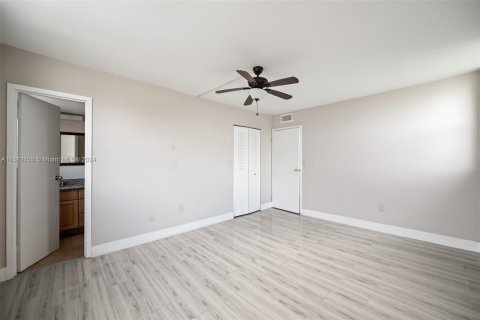 Condo in Lauderdale Lakes, Florida, 2 bedrooms  № 1423150 - photo 28