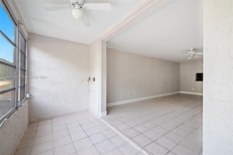 Condo in Lauderdale Lakes, Florida, 2 bedrooms  № 1423150 - photo 17