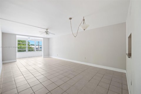 Condo in Lauderdale Lakes, Florida, 2 bedrooms  № 1423150 - photo 11