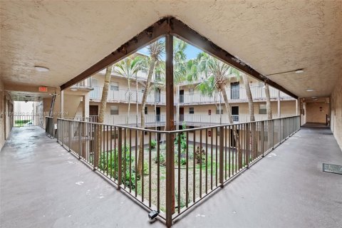 Condo in Lauderdale Lakes, Florida, 2 bedrooms  № 1423150 - photo 10