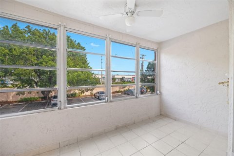 Condo in Lauderdale Lakes, Florida, 2 bedrooms  № 1423150 - photo 15