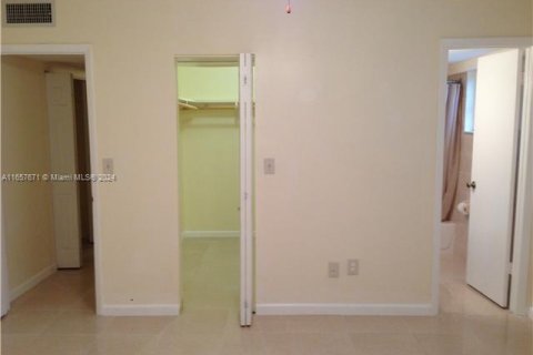 Condo in Hialeah, Florida, 3 bedrooms  № 1358963 - photo 10