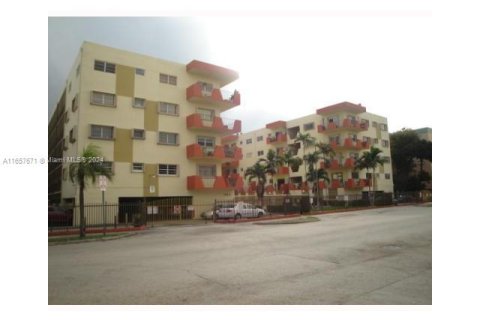 Condominio en venta en Hialeah, Florida, 3 dormitorios, 130.06 m2 № 1358963 - foto 1