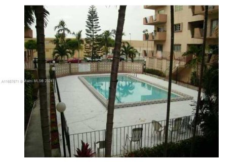 Condominio en venta en Hialeah, Florida, 3 dormitorios, 130.06 m2 № 1358963 - foto 3