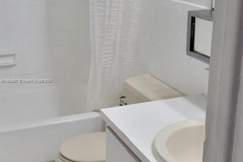 Condo in Hialeah, Florida, 1 bedroom  № 1358919 - photo 17