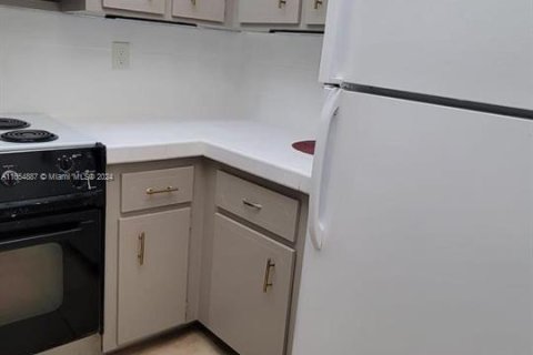 Condo in Hialeah, Florida, 1 bedroom  № 1358919 - photo 7