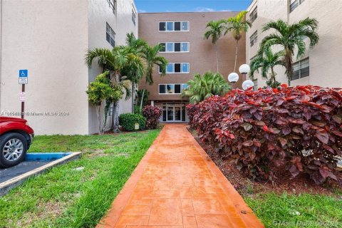 Copropriété à vendre à Hialeah, Floride: 1 chambre, 91.88 m2 № 1358919 - photo 2