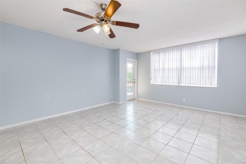 Condo in Hollywood, Florida, 2 bedrooms  № 1057825 - photo 11