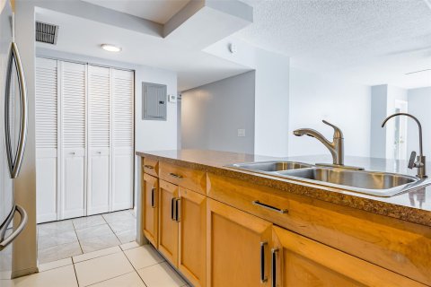 Condo in Hollywood, Florida, 2 bedrooms  № 1057825 - photo 28