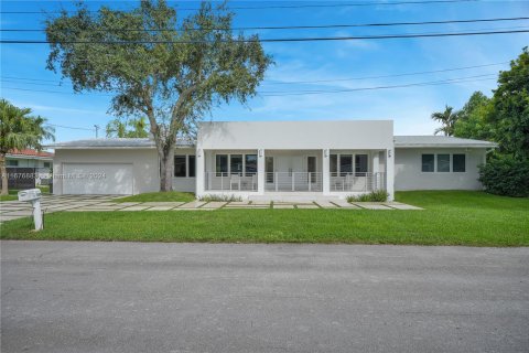 House in Miami, Florida 4 bedrooms, 410.26 sq.m. № 1403009 - photo 1