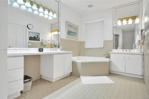 Casa en venta en Miami, Florida, 4 dormitorios, 410.26 m2 № 1403009 - foto 25