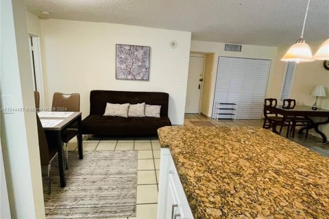 Condo in Sunny Isles Beach, Florida, 1 bedroom  № 1046903 - photo 8