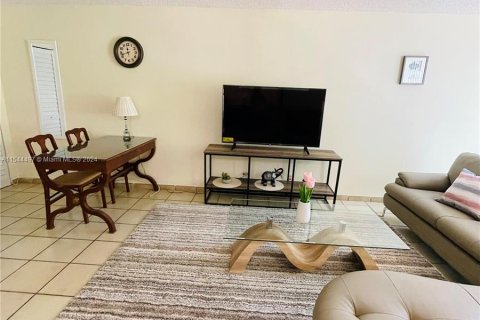 Condo in Sunny Isles Beach, Florida, 1 bedroom  № 1046903 - photo 1