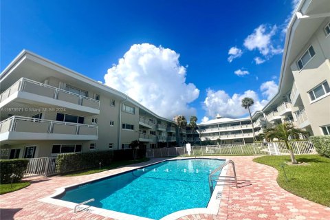 Copropriété à vendre à Hillsboro Beach, Floride: 2 chambres, 83.61 m2 № 1398115 - photo 1