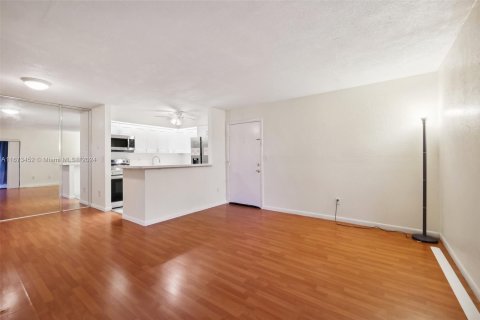 Condo in Tamarac, Florida, 2 bedrooms  № 1398114 - photo 4