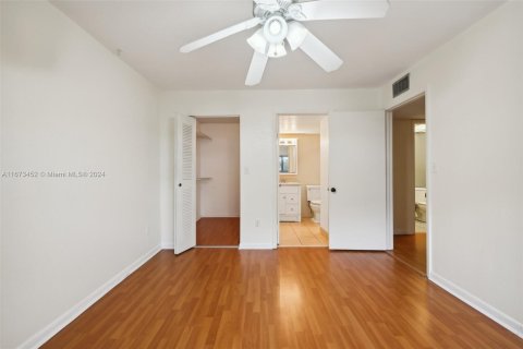 Condo in Tamarac, Florida, 2 bedrooms  № 1398114 - photo 25